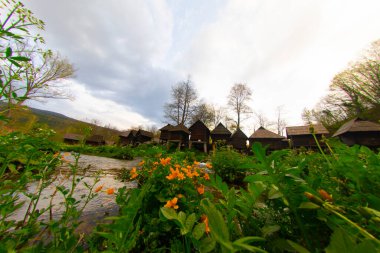 Bosna-Hersek 'in Jajce kentinde şelalelerin üzerine inşa edilmiş küçük ahşap fabrikaları.