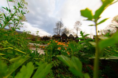 Bosna-Hersek 'in Jajce kentinde şelalelerin üzerine inşa edilmiş küçük ahşap fabrikaları.