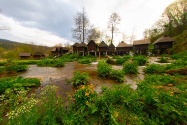 Bosna-Hersek 'in Jajce kentinde şelalelerin üzerine inşa edilmiş küçük ahşap fabrikaları.