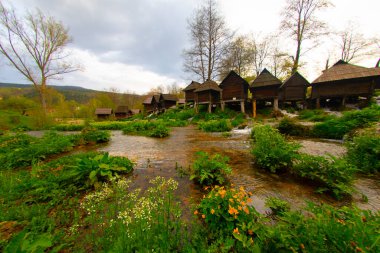 Bosna-Hersek 'in Jajce kentinde şelalelerin üzerine inşa edilmiş küçük ahşap fabrikaları.