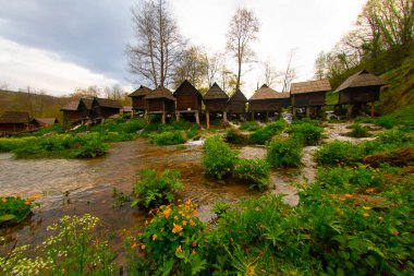 Bosna-Hersek 'in Jajce kentinde şelalelerin üzerine inşa edilmiş küçük ahşap fabrikaları.