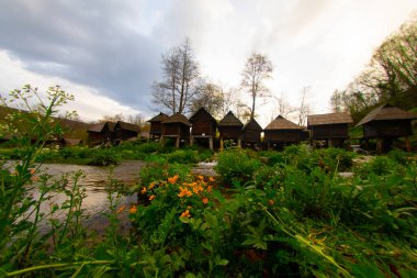 Bosna-Hersek 'in Jajce kentinde şelalelerin üzerine inşa edilmiş küçük ahşap fabrikaları.