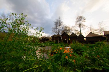 Bosna-Hersek 'in Jajce kentinde şelalelerin üzerine inşa edilmiş küçük ahşap fabrikaları.