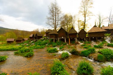 Bosna-Hersek 'in Jajce kentinde şelalelerin üzerine inşa edilmiş küçük ahşap fabrikaları.