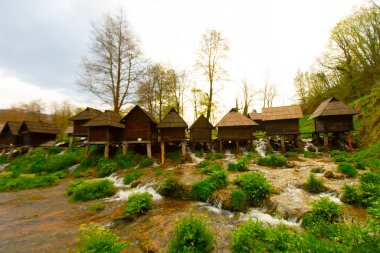 Bosna-Hersek 'in Jajce kentinde şelalelerin üzerine inşa edilmiş küçük ahşap fabrikaları.