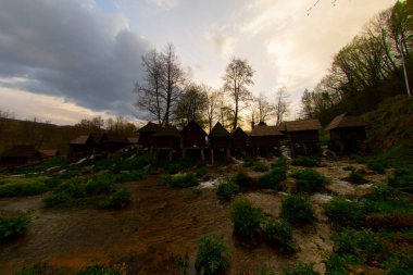 Bosna-Hersek 'in Jajce kentinde şelalelerin üzerine inşa edilmiş küçük ahşap fabrikaları.
