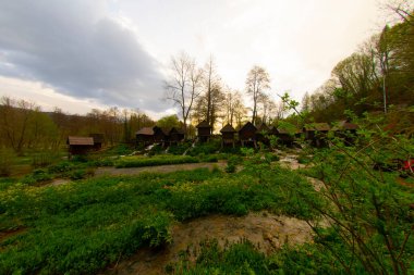 Bosna-Hersek 'in Jajce kentinde şelalelerin üzerine inşa edilmiş küçük ahşap fabrikaları.