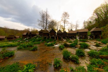 Bosna-Hersek 'in Jajce kentinde şelalelerin üzerine inşa edilmiş küçük ahşap fabrikaları.