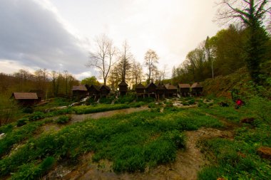 Bosna-Hersek 'in Jajce kentinde şelalelerin üzerine inşa edilmiş küçük ahşap fabrikaları.
