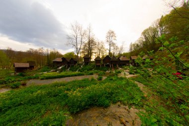 Bosna-Hersek 'in Jajce kentinde şelalelerin üzerine inşa edilmiş küçük ahşap fabrikaları.