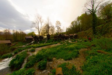 Bosna-Hersek 'in Jajce kentinde şelalelerin üzerine inşa edilmiş küçük ahşap fabrikaları.