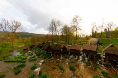 Bosna-Hersek 'in Jajce kentinde şelalelerin üzerine inşa edilmiş küçük ahşap fabrikaları.