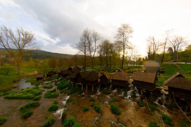 Bosna-Hersek 'in Jajce kentinde şelalelerin üzerine inşa edilmiş küçük ahşap fabrikaları.