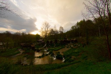 Bosna-Hersek 'in Jajce kentinde şelalelerin üzerine inşa edilmiş küçük ahşap fabrikaları.