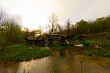 Bosna-Hersek 'in Jajce kentinde şelalelerin üzerine inşa edilmiş küçük ahşap fabrikaları.