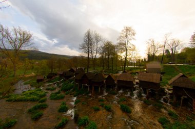 Bosna-Hersek 'in Jajce kentinde şelalelerin üzerine inşa edilmiş küçük ahşap fabrikaları.