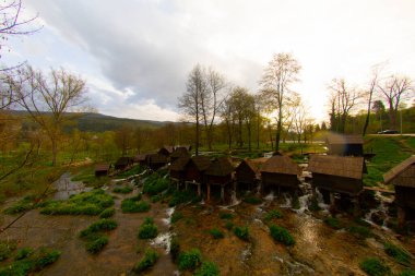Bosna-Hersek 'in Jajce kentinde şelalelerin üzerine inşa edilmiş küçük ahşap fabrikaları.