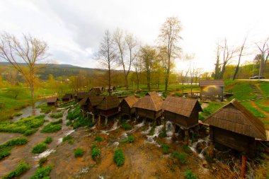 Bosna-Hersek 'in Jajce kentinde şelalelerin üzerine inşa edilmiş küçük ahşap fabrikaları.