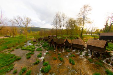 Bosna-Hersek 'in Jajce kentinde şelalelerin üzerine inşa edilmiş küçük ahşap fabrikaları.