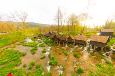 Bosna-Hersek 'in Jajce kentinde şelalelerin üzerine inşa edilmiş küçük ahşap fabrikaları.