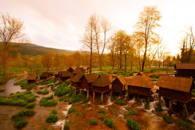 Bosna-Hersek 'in Jajce kentinde şelalelerin üzerine inşa edilmiş küçük ahşap fabrikaları.