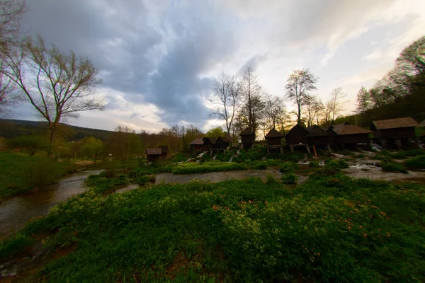Bosna-Hersek 'in Jajce kentinde şelalelerin üzerine inşa edilmiş küçük ahşap fabrikaları.