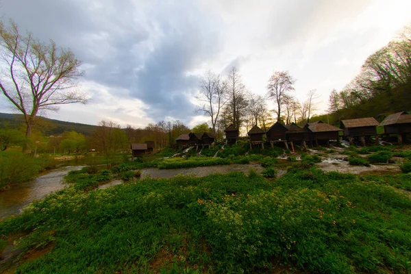 Bosna-Hersek 'in Jajce kentinde şelalelerin üzerine inşa edilmiş küçük ahşap fabrikaları.