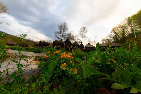 Bosna-Hersek 'in Jajce kentinde şelalelerin üzerine inşa edilmiş küçük ahşap fabrikaları.