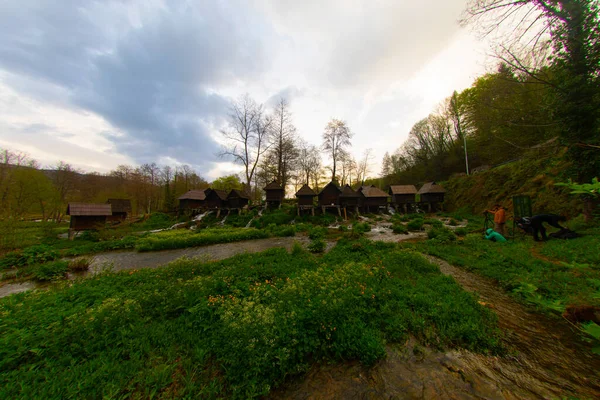 Bosna-Hersek 'in Jajce kentinde şelalelerin üzerine inşa edilmiş küçük ahşap fabrikaları.