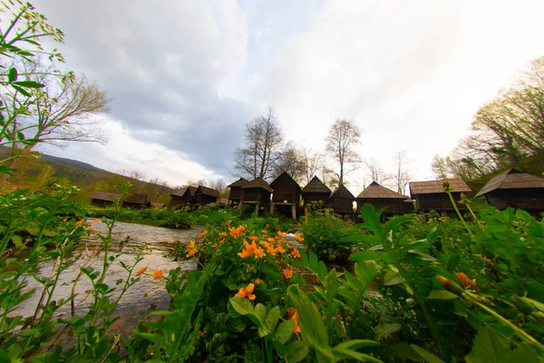 Bosna-Hersek 'in Jajce kentinde şelalelerin üzerine inşa edilmiş küçük ahşap fabrikaları.