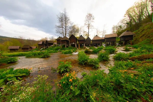 Bosna-Hersek 'in Jajce kentinde şelalelerin üzerine inşa edilmiş küçük ahşap fabrikaları.