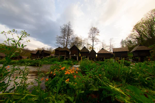 Bosna-Hersek 'in Jajce kentinde şelalelerin üzerine inşa edilmiş küçük ahşap fabrikaları.