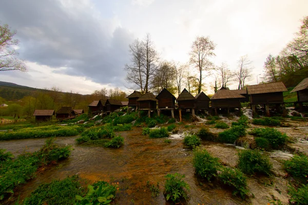 Bosna-Hersek 'in Jajce kentinde şelalelerin üzerine inşa edilmiş küçük ahşap fabrikaları.