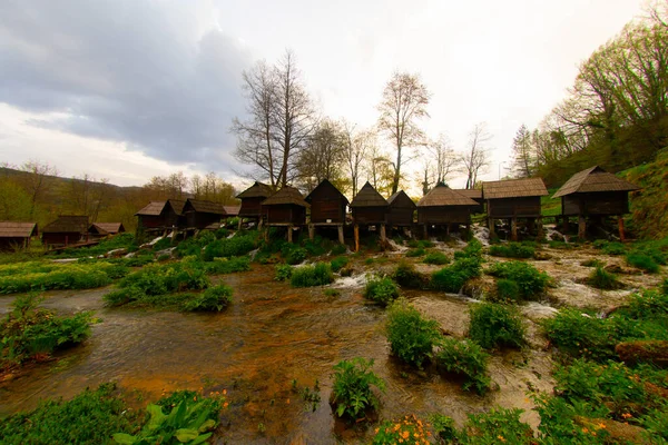 Bosna-Hersek 'in Jajce kentinde şelalelerin üzerine inşa edilmiş küçük ahşap fabrikaları.