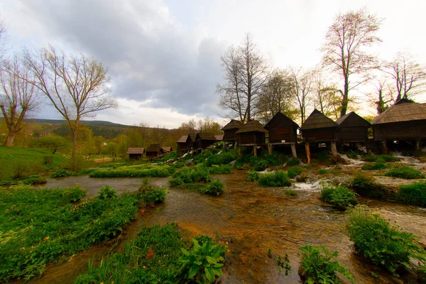 Bosna-Hersek 'in Jajce kentinde şelalelerin üzerine inşa edilmiş küçük ahşap fabrikaları.