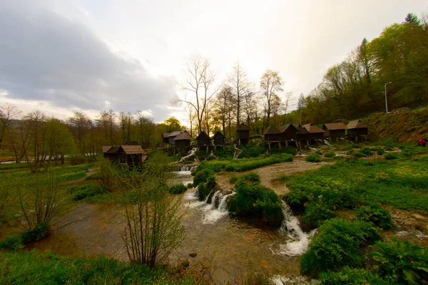 Bosna-Hersek 'in Jajce kentinde şelalelerin üzerine inşa edilmiş küçük ahşap fabrikaları.