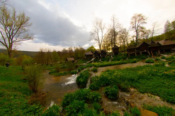 Bosna-Hersek 'in Jajce kentinde şelalelerin üzerine inşa edilmiş küçük ahşap fabrikaları.