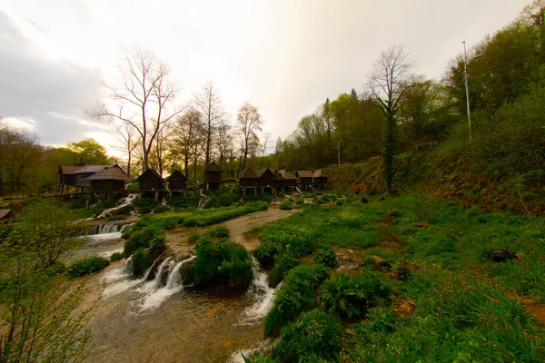 Bosna-Hersek 'in Jajce kentinde şelalelerin üzerine inşa edilmiş küçük ahşap fabrikaları.