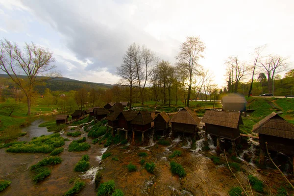 Bosna-Hersek 'in Jajce kentinde şelalelerin üzerine inşa edilmiş küçük ahşap fabrikaları.
