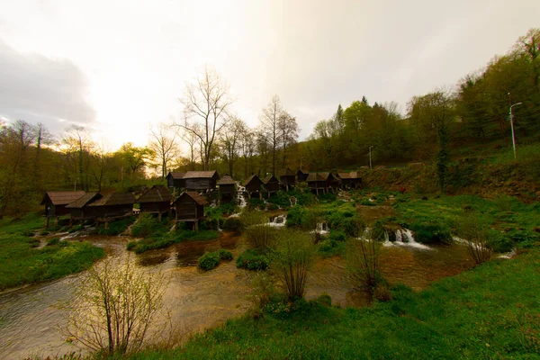 Bosna-Hersek 'in Jajce kentinde şelalelerin üzerine inşa edilmiş küçük ahşap fabrikaları.