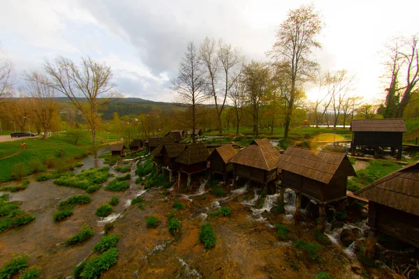 Bosna-Hersek 'in Jajce kentinde şelalelerin üzerine inşa edilmiş küçük ahşap fabrikaları.