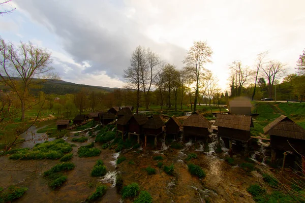 Bosna-Hersek 'in Jajce kentinde şelalelerin üzerine inşa edilmiş küçük ahşap fabrikaları.