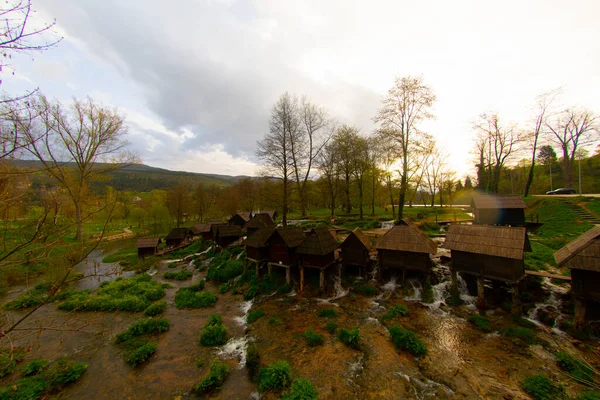 Bosna-Hersek 'in Jajce kentinde şelalelerin üzerine inşa edilmiş küçük ahşap fabrikaları.