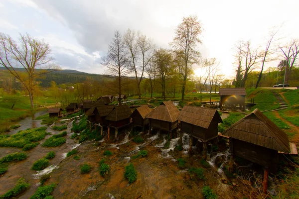 Kleine Houten Molens Gebouwd Boven Watervallen Jajce Bosnië Herzegovina — Stockfoto