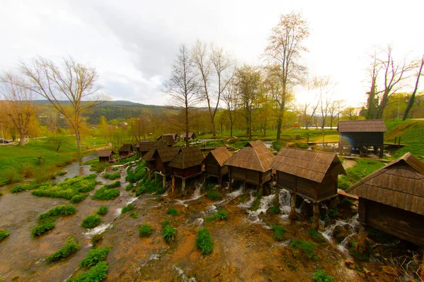 Bosna-Hersek 'in Jajce kentinde şelalelerin üzerine inşa edilmiş küçük ahşap fabrikaları.