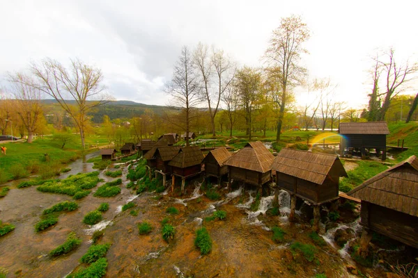 Bosna-Hersek 'in Jajce kentinde şelalelerin üzerine inşa edilmiş küçük ahşap fabrikaları.