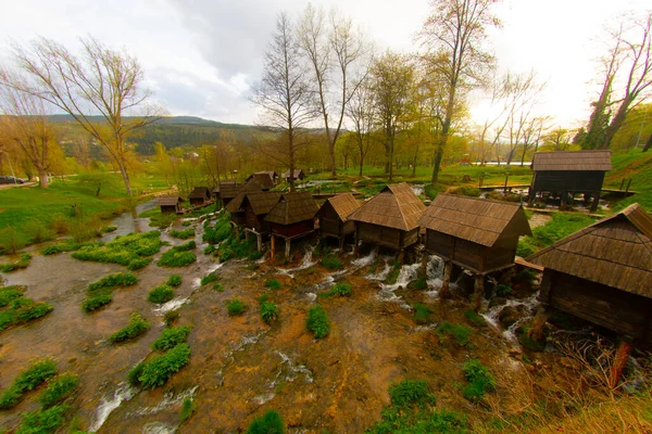 Bosna-Hersek 'in Jajce kentinde şelalelerin üzerine inşa edilmiş küçük ahşap fabrikaları.