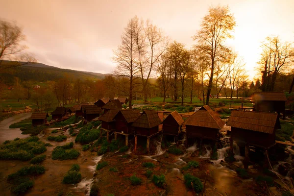 Bosna-Hersek 'in Jajce kentinde şelalelerin üzerine inşa edilmiş küçük ahşap fabrikaları.
