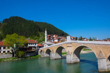 Saraybosna 'nın nehir kıyısındaki köprüsü ve camii, Saraybosna ve Bosna-Hersek' in akşam manzarası