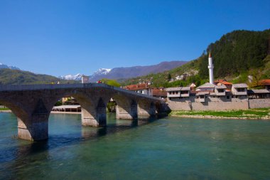 Saraybosna 'nın nehir kıyısındaki köprüsü ve camii, Saraybosna ve Bosna-Hersek' in akşam manzarası
